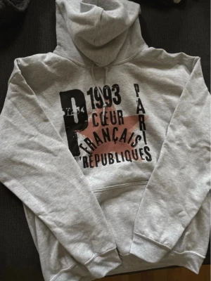Zandro studio hoodie  - Hej, säljer en Ny Zandro studio hoodie för herr, säljer för den var lite stor, passar mellan 180-187 skulle jag säga, helt ny endast testad🙌. Längd- Axel och ner 62 cm. Midja- bröstvidd/sida till sida 50 cm. Axelmått 69 cm🙌