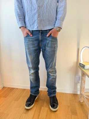 Nudie jeans - Nudie jeans 29/32. Modellen är ca175cm. Mått: 40/99.                            Hör av er vid mer info🙌