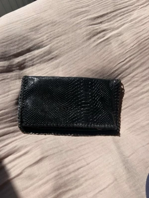 Clutch väska - Vet inte om det är äkta Stella McCartney men det står det på dragkedjan, sen har även bokstäverna ramlat av.❤️