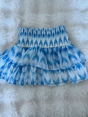 kjol från Gina Tricot - Blå och vit kjol från Gina tricot strl 134/140  fint skick 💞 skicka gärna pris förslag 💞