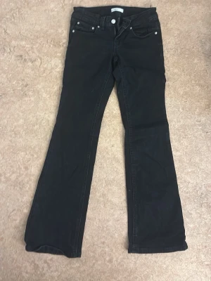 Svarta bootcut jeans från Perfect Jeans - Snygga svarta bootcut jeans från Perfect Jeans i storlek 36. Klassisk femficksmodell med dragkedja och knapp. Jeansen har utsvängda ben och är tillverkade i ett mjukt denimtyg som sitter skönt hela dagen.