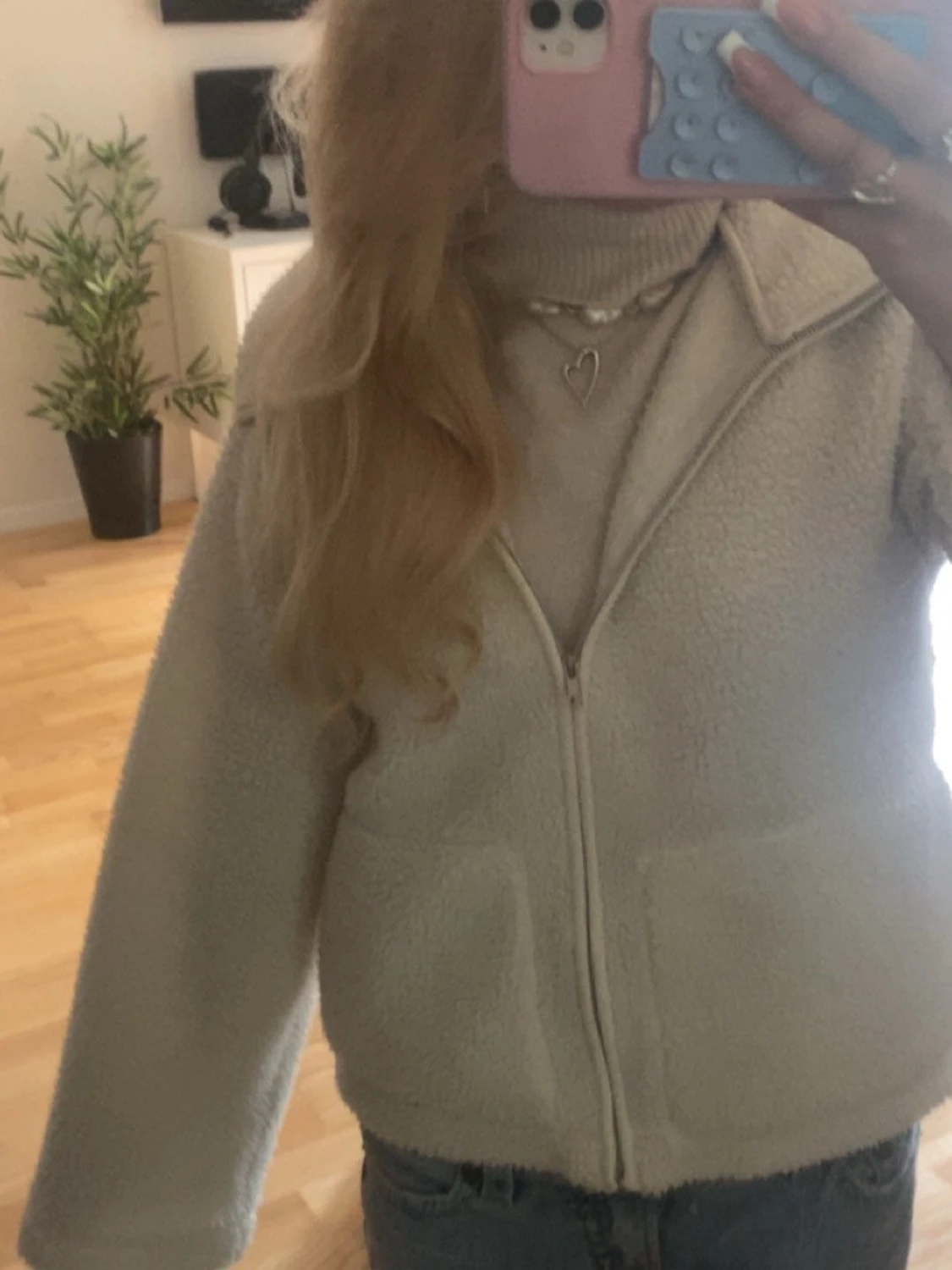 Cremevit teddyjacka med dragkedja