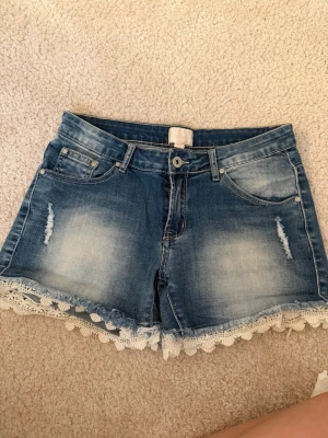 Low waist jeansshorts  - Säljer nu mina as snygga low waist jeansshorts (tror de kan vara från oddmolly men är osäker då det inte finns någon lapp som visar) st visas inte men passar 36-38. De går även att vika upp om de känns för långa.