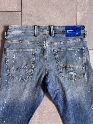 Jack & Jones Jeans  - Slitna ljusblåa Jack & Jones jeans - Slim/Glenn -  Storlek W32 L32 - Skick 9/10 - Hör av dig vid minsta fundering!