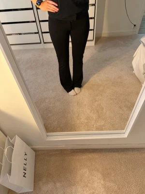 Svarta kostymbyxor - Säljer ett par svarta kostymbyxor med bootcut-modell. De har låg midja. Materialet är stretchigt och bekvämt.