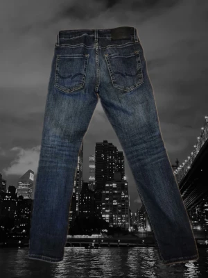 Jack&Jones - Säljer ett par klassiska blå jeans med slim passform och snygg riktigt snygg tvätt. Jeansen har fem fickor och kontrastsömmar, vilket ger en tidlös look. Perfekta för dig som gillar en avslappnad och trendig stil. Står w26 men skulle säga att det funkar för lite större.