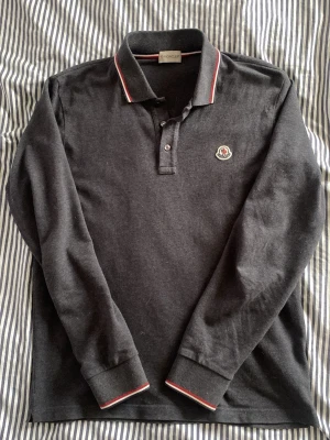 Moncler långärmad piké - Moncler långärmad piké, storlek M men sitter som en S, inga defekter helt ny! Givetvis äkta bevis finns. 