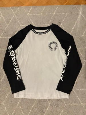 Chrome hearts longsleeve - Säljer en chrome hearts longsleeve som är riktigt snygg. Det är storlek S i den. Och den har en pytte liten fläck som syns på sista bilden men den märks knappt av. Tveka inte att fråga om du har någon fråga😀