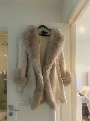 Pälskappa - Jacka/kappa från garoff. En del ytlig smuts (se bilder) som förmodligen går bort med lite vanish och en tvätt i tvättmaskin. Kan tvättas i 30 grader. Inga andra skador än smutset.
