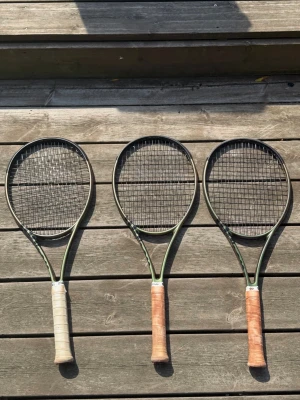 Tre Wilson blade tennisracketar V.8 - Säljer tre stycken wilson blade V.8 tennisracketar med gröna ramar och svarta strängar. 98L 16x19 285 gram. Defekter då dom är använda men funkar precis lika bra ändå därför jag säljer till ett rimligt pris. 2000 för alla 3!