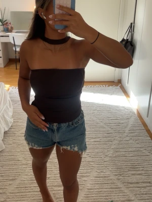 Brun topp med krage - Säljer en brun topp som aldrig använt och den är från Temu älskar den men tyvärr har jag ingen användning av den 