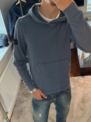 Stone Island hoodie. - Säljer nu min skor snygga Stone Island hoodie. Den har tyvärr nu blivit för liten och det är därför jag säljer den. Killen på bild är 176 65kg ungefär. Den passar någon sån är ungefär 158-170.Pris kan diskuteras!