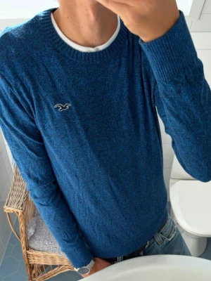 Hollister Stickad Tröja ~ Vintage - Vintage Hollister Stickad Tröja | Storlek: S | Passform: Slim/Normal Fit | Färg: Blå |Skick: 9/10 Inga Defekter | Pris ej hugget i sten! 🏄‍♂️ ☀️