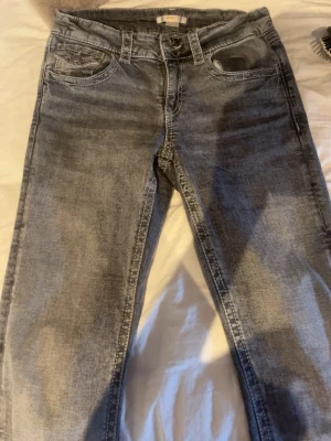 Grå jeans -  grå jeans sitter som S/XS