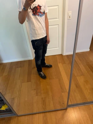 Vit t-shirt med tryck från Maison Margiela - Säljer en riktigt fet  vit t-shirt från Maison Margiela med ett unikt tryck vilket gör den väldigt speciell o sticker ut bland mängden. 