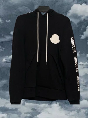 Moncler hoodie - Moncler big logo hoodie, storlek M men passar S, inga defekter! Tags ingår givetvis äkta. 