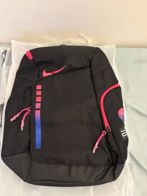 Nike Elite Ryggsäck - Storleken är 20L, väskan är helt ny och aldrig använt någonsin. Startpriset är 500kr, DM vid intresse 🙏