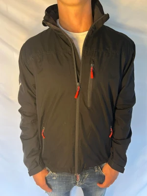 Helly Hansen jacka  - Säljer denna tvärfeta jacka ifrån helly Hansen perfekt inför hösten. Modellen är va 180 cm lång och väger 73kg. Tveka inte på att kontakta mig vid minsta fundering.🙌