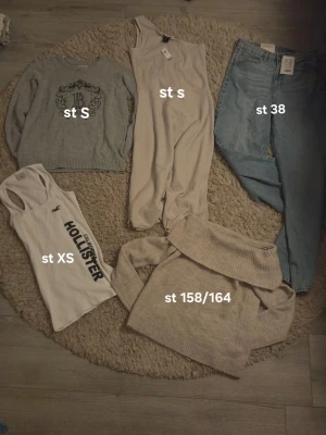Klädespack Mellan 200-350kr/st - Ett plägesplagg med olika storlekar o kläder, de flesta är märkes, hollistern är oanvänd från ca år 2000 och är st XL på den men den är XS nu, resten är lite olika, hämtas i motala🤗