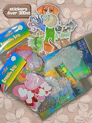 Stort paket med stickers och klistermärken - Över 300 stickers och klistermärken i olika färger och former. Innehåller djurmotiv som hund, tiger, zebra, sköldpadda och bläckfisk samt glitterhjärtan och holografiska designs. Perfekt för att dekorera laptop, mobil, anteckningsböcker eller pyssel. Blandade material som papper och plast.