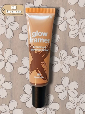 Max Factor Glow Framer Bronzing & Illuminating Tint 50 Bronze | Bronzer | Glow ✨🤎 - Ge huden en solkysst lyster med denna Glow Framer från Max Factor. Perfekt att använda ensam eller under/över makeup för en naturlig glow. 🤎 Märke: Max Factor ✨ Glow Framer Bronzing & Illuminating Tint 🎨 Nyans: 50 Bronze 💄 Bronzing & illuminating tint 🏷️ Ny och oanvänd