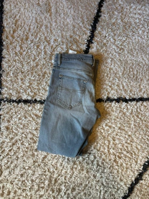 Tiger of sweden jeans - Säljer ett par ljusblå THF jeans med slim passform. Perfekta för en avslappnad och trendig look. Nypris 1600kr, aldrig använda!
