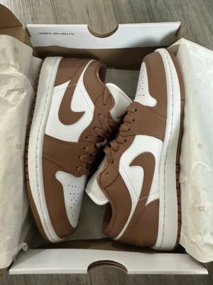 Nike Air Jordan - Helt nya Nike Air Jordan skor. Dem är i storlek 40 (för kvinnor) jättefin brun och vit färg som passar bra till många outfits. Skriv om du har frågor😊