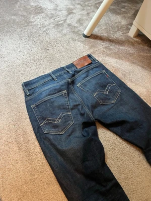 Replay Grover - UTFÖRSÄLJNING‼️  Säljer ett par replay grover jeans.  * Model/passform: Grover/regular * Storlek: W28/L32 * Skick: Bra skick * Färg: Mörkblå * Mått: Bredd-37/38cm + Längd-105cm  (Fickan har gått upp lite vid stygnen men det går att fixa)