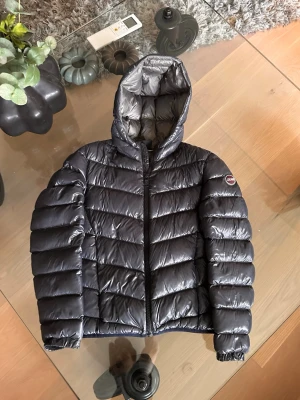 Mörkblå colmarjacka - En extremt snygg colmar jacka som är nästan helt nyskick förutom ett litet hål som är vid nacken som täcks av luvan. Hålet går lätt att fixas säljer jackan då den inte passar mig. Jackan är colmar dam storlek 44 vilket motsvarar ungefär S/M för damer