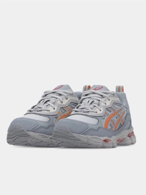 Asics skor  - Snygga sneakers från Asics i grått och vitt med orange detaljer på sidan och hälen. Ovandelen är i mesh och syntet, vilket ger en sportig vibe. Sulan är tjock och har coola detaljer i orange. Perfekta för dig som gillar streetwear och bekväma skor.