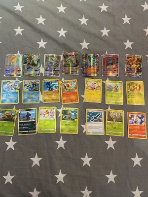 Samling Pokémonkort GX och vanliga - Säljer en blandad samling Pokémonkort med flera holografiska GX-kort och vanliga kort. Färgglada motiv med olika Pokémon, både el-, vatten-, gräs- och eldtyper. Perfekt för dig som vill utöka din samling eller börja spela Pokémon TCG.