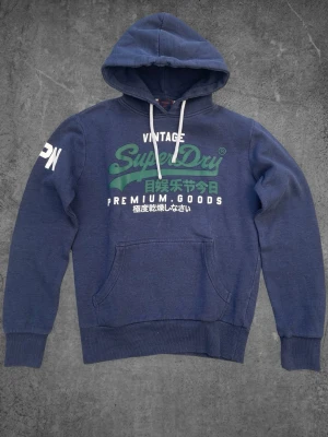 Vintage Superdry Hoodie - Blå Grön - Vintage Superdry Hoodie - Blå Grön  Storlek: S Skick: Mycket bra  Hör gärna av dig om du har några frågor, vill ha mått eller fler bilder!