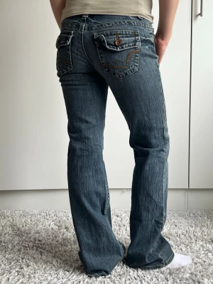 Jeans - Midjemått 34cm rakt över. 78cm innerbenslängd❣️