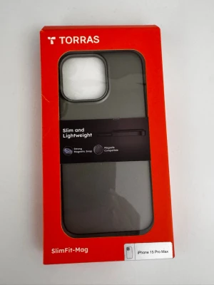 TORRAS SlimFit-Mag skal i grått IPHONE PRO MAX - Slimmat och lättviktsskal från TORRAS till iPhone 15 Pro Max i färgen Titanium Grey. Skalets tunna design ger ett bekvämt grepp och har inbyggda magneter för MagSafe. Skyddande nano-beläggning mot fingeravtryck och smuts. Perfekt för dig som vill ha ett stilrent mobilskal.