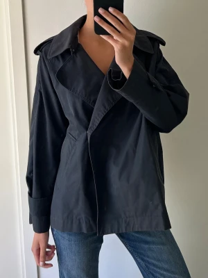 Trenchcoat - Såååå fin trench från Massimo Dutti i mycket bra skick! Perfekt till hösten!   Nypris strax under 2000kr   OBS! Har endast möjlighet att sälja under en kortare period