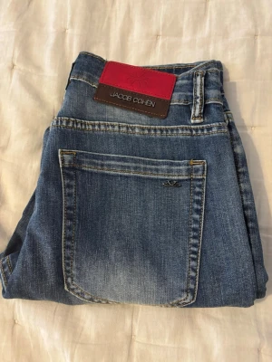 Blå jeans från Jacob Cohen - Snygga blå jeans från Jacob Cohen. W31 L31. Nya aldrig använda, säljer pga att dom passar inte.