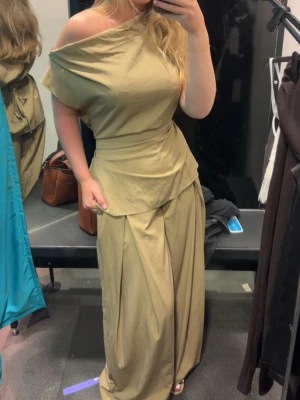 Khaki sett - Skitsnyggt sett i khaki! Lappen kvar på byxorna men inte på tröjan🥰🥰