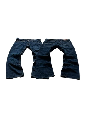 Mörkblåa Blåa Levi 527 Bootcut Jeans Storlek W34 L30 - Mycket fina Levis Jeans i blå färg. | Jeansen är i mycket bra skick och sparsamt använda. |  Äkta som allt annat jag säljer! ✅ |  Storlek: W34 L30 | Skick: Mycket Bra Skick | Färg: Blå | Märke: Levis | Modell: Jeans |   Hör gärna av dig vid frågor så svarar jag så fort jag kan! 😁 |  (SKU - 248)