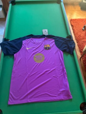 Lila FC Barcelona matchtröja Nike - Lila FC Barcelona träningströja från 2025/26. Snygg Nike-design med Barcelona-klubbmärket framtill.  Tröjan är i bra skick och passar perfekt för träning, gym eller för Barcelona-fans.  Storlek: L Färg: Lila/Purple Klubb: FC Barcelona Säsong: 2025/26  Priset kan diskuteras. Skriv gärna om du vill ha fler bilder eller har några frågor.
