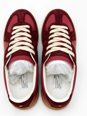 Maison Margiela Vinröda skor - Snygga sneakers i vinrött med kontrasterande mockadetaljer och vita snören. Skorna har en klassisk låg silhuett och yttersula i gummi. Ovandelen kombinerar slätt läder och mocka för en stilren look som sticker ut. Ser riktigt fräna ut och passar till mycket och är lite mer annorlunda vilket gör att dom sticker ut lite mer vilket kan passa många.