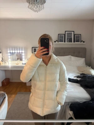 Vinterjacka  - Säljer denna söta vita dunjacka som är perfekt för kall höst och vinter. Den har även ett midjebälte som följer med som man kan sätta på. 