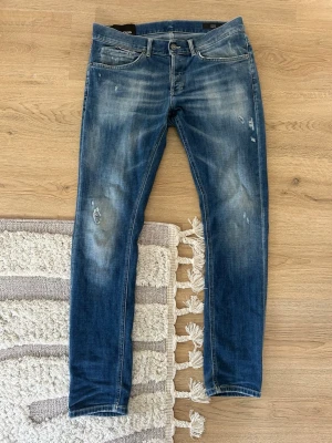 Dondup George Jeans - Säljer ett par Dondup George jeans i mycket bra skick. Alla slitningar är från fabrik. Nypris =2800 kr. Finns QR kod som tar dig till Dondups hemsida.