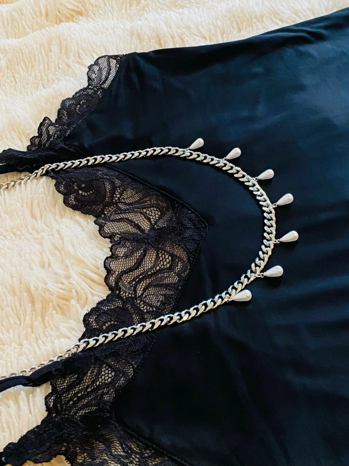 Silverfärgat halsband med pärldroppar - 1