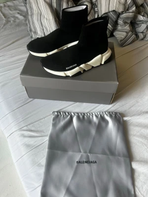 Svarta b@lenciaga Speed Trainer sneakers  - Väl omhändertagna, storlek 43 små i storlek så skulle säga mer 42. Box och dustbag ingår, hör av er vid eventuella frågor!