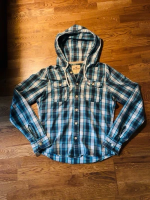 Hollister skjorta med huva - Jätte fin Hollister skjorta med huva.  Nyskick och har inte en enda skada på sig. Storlek Large men passar även Medium. Skriv vid fler frågor! Mvh