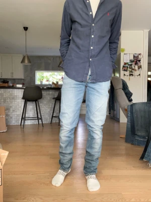 Nudie jeans ”GRIM TIM”  - Tja!! Säljer nu ett par riktigt goa ljusblå Nudie jeans, finns i fint skick o längd 106-107 o midjan är 40 cm