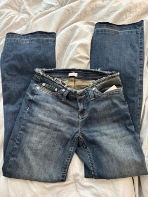 Nelly jeans - Säljer ett par jättefina jeans från Nelly som tyvärr aldrig kommit till användning!!