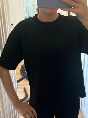 Svart  t-shirt från Zara - Snygg svart t shirt i tjockare material 