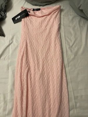 Light pink strapless dress - Klänning!! Dress!! Light pink maxi dress from newyorker in XS. Kind of like lacey. Never worn and tag is still on. Kind of see through but can be solved with the right underwear.