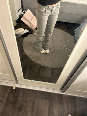 Grå LTB Valerie jeans  - Gråa LTB Valerie jeans med bootcut passform och klassisk femficksdesign. Jeansen har låg midja och är tillverkade i ett mjukt denimtyg. Perfekta för dig som gillar en avslappnad men ändå snygg och chic look. Jeansen är i väldigt bra skick förutom att lappen inuiti har spruckit lite. Dem är uppsprättade längst och omsydda till low waist. Jag är 165 cm lång. 